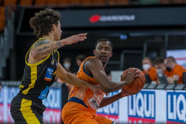 而巴林队则 而巴林队则